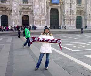 Sara davanti al Duomo di Milano